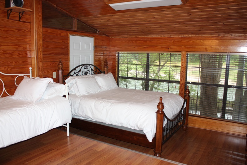 Master Bedroom (1 Queen, 1 Twin Bed)