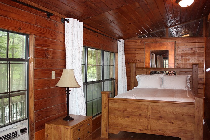 Porch Bedroom Overlooking River (Queen)